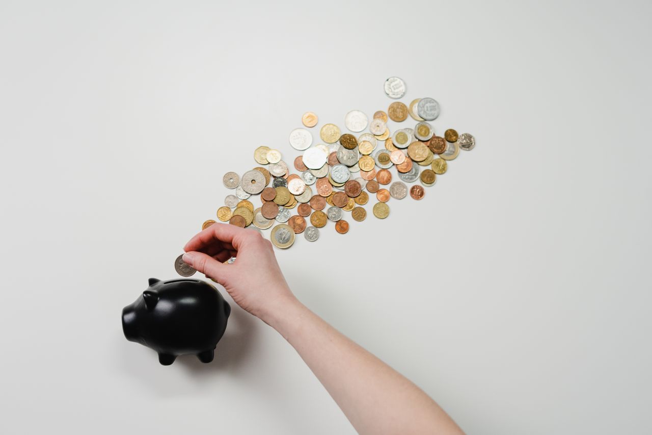 Coins stacked next to a calendar, representing a fixed-term certificate of deposit